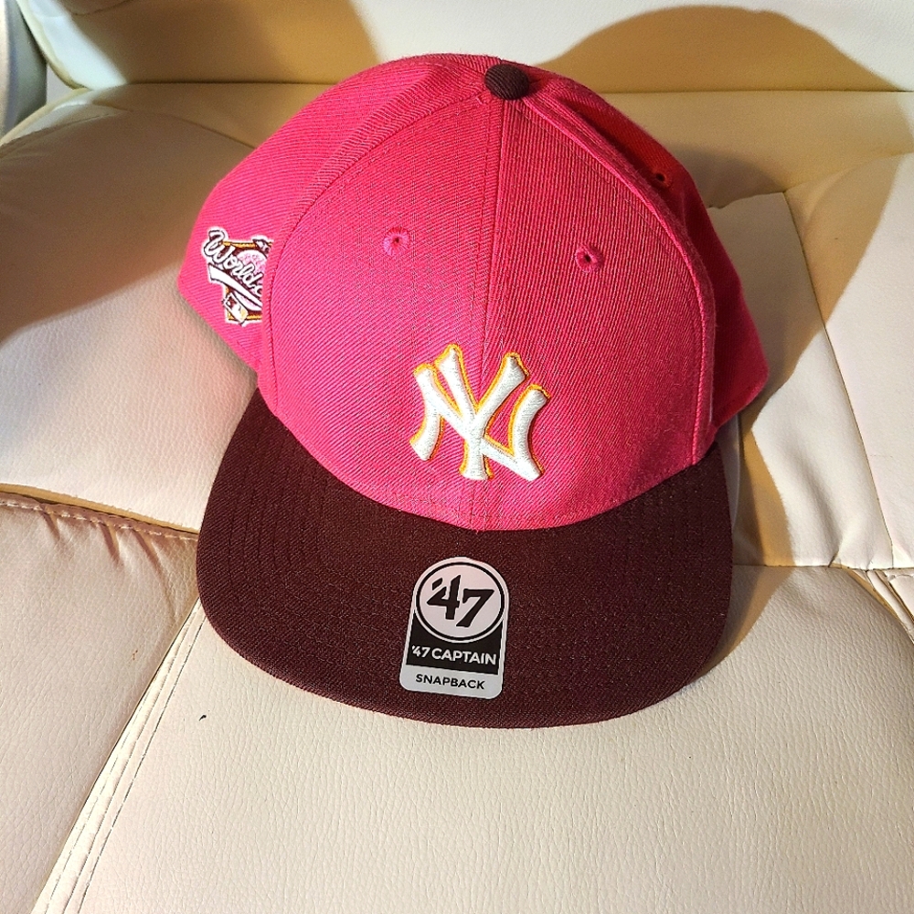 NY YANKEES PINK FLAT BRIM CAP